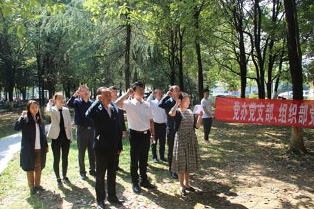 说明: D:\组织部\2019\2019专项工作\2019主题教育相关工作\组织部相关\9.28日祭奠邓恩铭活动\IMG_2040.JPG